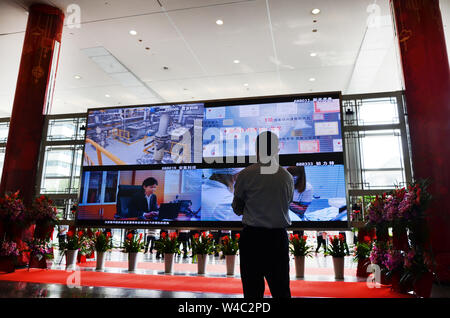 Shanghai, Cina. 22 Luglio, 2019. Un uomo opinioni un video di presentazione della società quotate a Shanghai la Borsa di Shanghai, Cina orientale, luglio 22, 2019. Della Cina di sci-tech board di innovazione (STAR) mercato avviato negoziazioni di Shanghai Stock Exchange lunedì mattina con il primo lotto di 25 aziende debuttando sulla scheda. Credito: Wang Xiang/Xinhua/Alamy Live News Foto Stock