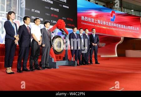 Shanghai, Cina. 22 Luglio, 2019. I delegati delle società quotate posano per una foto di gruppo a Shanghai la Borsa di Shanghai, Cina orientale, luglio 22, 2019. Della Cina di sci-tech board di innovazione (STAR) mercato avviato negoziazioni di Shanghai Stock Exchange lunedì mattina con il primo lotto di 25 aziende debuttando sulla scheda. Credito: Fang Zhe/Xinhua/Alamy Live News Foto Stock