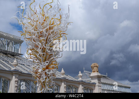 Chihuly: riflessioni sulla natura di Kew Gardens - Dale Chihuly vetro di esposizione di opere d'arte , Londra Foto Stock