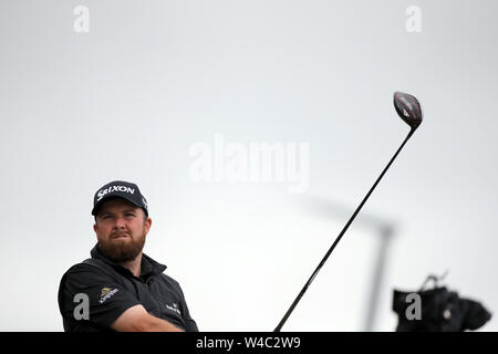 Royal Portrush, UK. 21 Luglio, 2019. Irlandese Shane Lowry colpisce il suo tee-shot al secondo foro durante il quarto round della 148th British Open Championship al Royal Portrush Golf Club nella contea di Antrim, Irlanda del Nord, il 21 luglio 2019. Credito: Aflo Co. Ltd./Alamy Live News Foto Stock