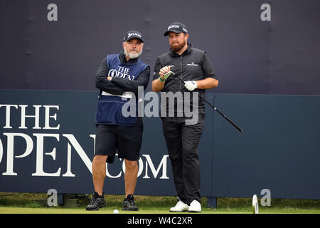 Royal Portrush, UK. 21 Luglio, 2019. Irlandese Shane Lowry colpisce il suo tee-shot sul diciottesimo foro durante il quarto round della 148th British Open Championship al Royal Portrush Golf Club nella contea di Antrim, Irlanda del Nord, il 21 luglio 2019. Credito: Aflo Co. Ltd./Alamy Live News Foto Stock