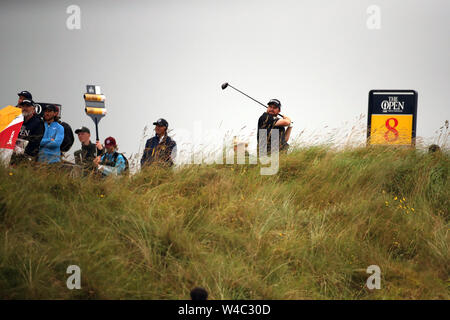 Royal Portrush, UK. 21 Luglio, 2019. Irlandese Shane Lowry colpisce il suo tee-shot all'ottavo foro durante il quarto round della 148th British Open Championship al Royal Portrush Golf Club nella contea di Antrim, Irlanda del Nord, il 21 luglio 2019. Credito: Aflo Co. Ltd./Alamy Live News Foto Stock