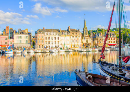 Scena di Vieux Port (vecchio porto), case e barche in Honfleur, Francia Honfleur si trova in Calvados, in Normandia. È famoso per il suo vecchio porto Foto Stock