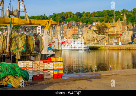 Scena di Vieux Port (vecchio porto), case e barche in Honfleur, Francia Honfleur si trova in Calvados, in Normandia. È famoso per il suo vecchio porto Foto Stock