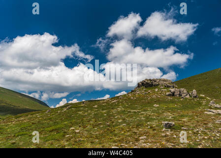 Foto panoramica estiva della valle di montagna. Favoloso calda giornata in montagna, natura straordinaria. Viaggi ed escursioni Foto Stock