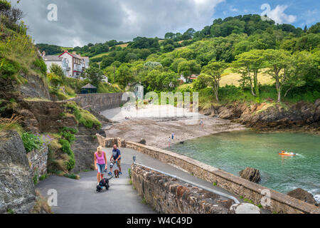 In una giornata d'estate i visitatori godere il fascino del piccolo villaggio di Combe Martin, accoccolato sulla North Devon Coast sul bordo del Parco Nazionale di Exmoor Foto Stock