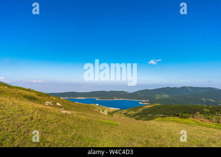 Bella estate montagna panorama da montagna Rila, Bulgaria Foto Stock