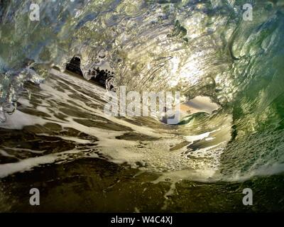 Bellissimo primo piano di incredibili onde oceaniche forti in dettaglio messa a fuoco - sfondo perfetto per navigare Foto Stock