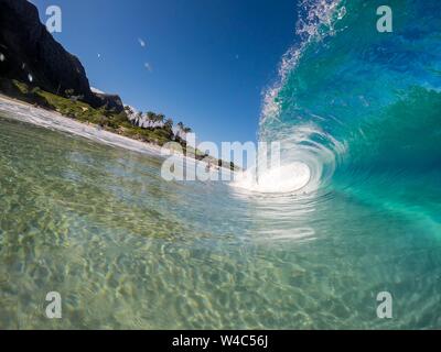 Bellissimo primo piano di incredibili onde oceaniche forti in dettaglio messa a fuoco - sfondo perfetto per navigare Foto Stock