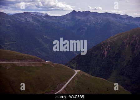 Il panorama dei picchi alpini, dei suoi laghi e gli sport che si possono praticare in totale relax immerso nella bellezza dei luoghi stessi, del patrimonio Foto Stock