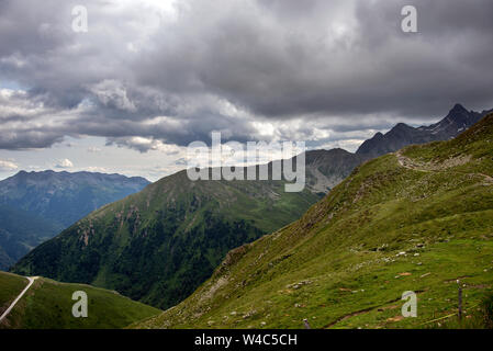 Il panorama dei picchi alpini, dei suoi laghi e gli sport che si possono praticare in totale relax immerso nella bellezza dei luoghi stessi, del patrimonio Foto Stock