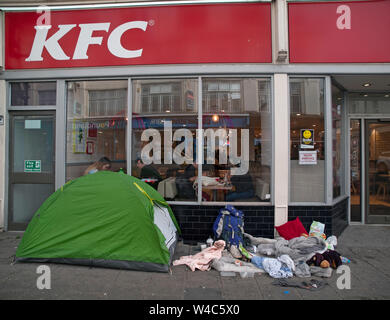 Una persona senza dimora della tenda su una strada di Brighton Foto Stock