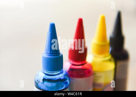 CMYK bottiglia di inchiostro per stampante / colorate la ricarica di inchiostro insieme con il ciano blu rosso magenta giallo e nero per stampante di serbatoio di inchiostro Foto Stock