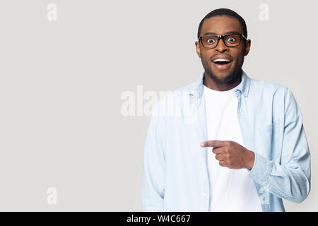 Emozionato uomo nero punto in copia vuota a parte lo spazio Foto Stock