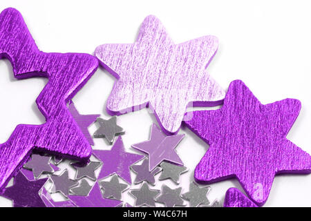 Stelle di Natale sfondo - viola e ornamenti in argento su bianco Foto Stock