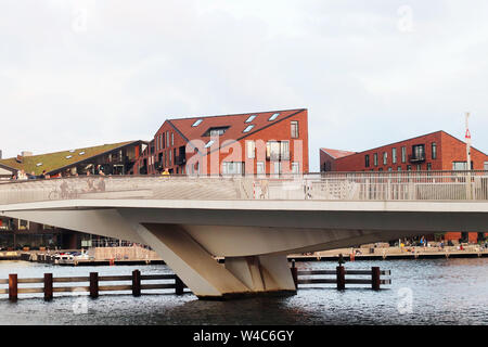 Cicli e pedoni che attraversano la Inner Harbour Bridge in Copenhagen. Foto Stock