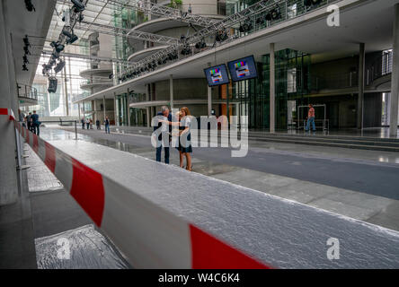 Berlino, Germania. 22 Luglio, 2019. Il Foyer Paolo Löbe Casa del Bundestag tedesco viene preparato come una temporanea sala plenaria. Il 24 luglio 2019, Kramp-Karrenbauer è di essere giurato come Ministro della difesa nel corso di una sessione speciale durante l'effettiva interruzione estiva. Nel frattempo, la regolare sala plenaria non è disponibile a causa di un nuovo tappeto è in corso di cui vi. Credito: Michael Kappeler/dpa/Alamy Live News Foto Stock