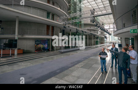 Berlino, Germania. 22 Luglio, 2019. Il Foyer Paolo Löbe Casa del Bundestag tedesco viene preparato come una temporanea sala plenaria. Il 24 luglio 2019, Kramp-Karrenbauer è di essere giurato come Ministro della difesa nel corso di una sessione speciale durante l'effettiva interruzione estiva. Nel frattempo, la regolare sala plenaria non è disponibile a causa di un nuovo tappeto è in corso di cui vi. Credito: Michael Kappeler/dpa/Alamy Live News Foto Stock