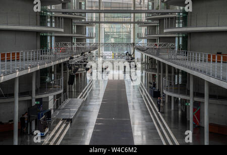Berlino, Germania. 22 Luglio, 2019. Il Foyer Paolo Löbe Casa del Bundestag tedesco viene preparato come una temporanea sala plenaria. Il 24 luglio 2019, Kramp-Karrenbauer è di essere giurato come Ministro della difesa nel corso di una sessione speciale durante l'effettiva interruzione estiva. Nel frattempo, la regolare sala plenaria non è disponibile a causa di un nuovo tappeto è in corso di cui vi. Credito: Michael Kappeler/dpa/Alamy Live News Foto Stock