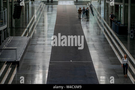 Berlino, Germania. 22 Luglio, 2019. Il Foyer Paolo Löbe Casa del Bundestag tedesco viene preparato come una temporanea sala plenaria. Il 24 luglio 2019, Kramp-Karrenbauer è di essere giurato come Ministro della difesa nel corso di una sessione speciale durante l'effettiva interruzione estiva. Nel frattempo, la regolare sala plenaria non è disponibile a causa di un nuovo tappeto è in corso di cui vi. Credito: Michael Kappeler/dpa/Alamy Live News Foto Stock