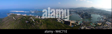 (190722) -- PECHINO, luglio 22, 2019 (Xinhua) -- foto aerea adottate il 4 aprile 2018 mostra la vista della citta' di Sanya in Cina del sud della provincia di Hainan. Hainan è la provincia più meridionale della Cina ed è anche la provincia con la più piccola zona della terra e la più grande area dell'oceano. Il resort isola di Hainan vanta di aria fresca, pulire fiumi e foreste ad alto tasso di copertura. Sansha città di Hainan fu istituito nel 2012. Da allora il governo della città ha intensificato le misure volte a migliorare l'ambiente delle isole in Sansha. Più di 3 milioni di piantine sono state piantate in Sansha, con la forestazione Foto Stock