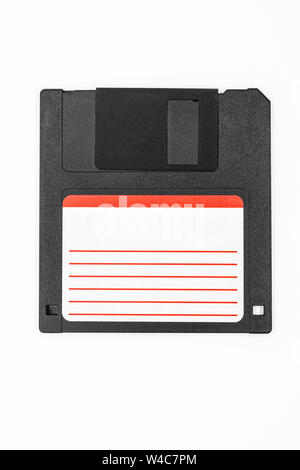 Nero su disco floppy con informazioni di bianco adesivo con linee rosse con copia spazio su sfondo bianco Foto Stock