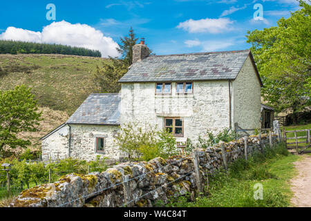 Un singolo cottage vicino Wistmans legno nel parco nazionale di Dartmoor, Devon, Inghilterra, Regno Unito. Foto Stock
