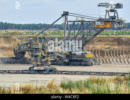 Nel Land di Brandeburgo, in Germania. 22 Luglio, 2019. Nel Land di Brandeburgo, in Germania. 22 Luglio, 2019. Benna di un escavatore a ruote rimuove la terra dal Jänschwalde lignite miniera a cielo aperto azionato da Lausitz Energie Bergbau AG (LEAG). La seconda cucitura Lusatian è scavata nel Jänschwalde carbone marrone miniera a cielo aperto. Circa undici milioni di tonnellate di lignite sono minate qui ogni anno. F60 ponte di trasporto e diversi benna-escavatori gommati sono state spostando il Lusatian terra per fare questo dal 1976. Credito: dpa picture alliance/Alamy Live News Credito: dpa picture alliance/Alamy Live News Foto Stock