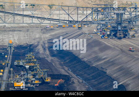 Nel Land di Brandeburgo, in Germania. 22 Luglio, 2019. Nel Land di Brandeburgo, in Germania. 22 Luglio, 2019. Vista della F60 ponte di trasporto nel Jänschwalde lignite miniera a cielo aperto di Lausitz Energie Bergbau AG (LEAG). La seconda cucitura Lusatian è scavata nel Jänschwalde carbone marrone miniera a cielo aperto. Circa undici milioni di tonnellate di lignite sono minate qui ogni anno. F60 ponte di trasporto e diversi benna-escavatori gommati sono state spostando il Lusatian terra per fare questo dal 1976. Credito: dpa picture alliance/Alamy Live News Credito: dpa picture alliance/Alamy Live News Foto Stock