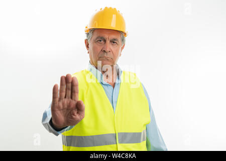 Generatore di vecchio uomo arrabbiato come rendere vietato gesto con il dito indice isolato su bianco di sfondo per studio Foto Stock