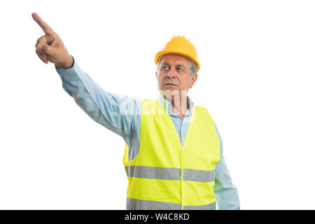 Generatore di vecchio uomo con espressione arrabbiata puntare il dito indice in telecamera isolato su bianco di sfondo per studio Foto Stock