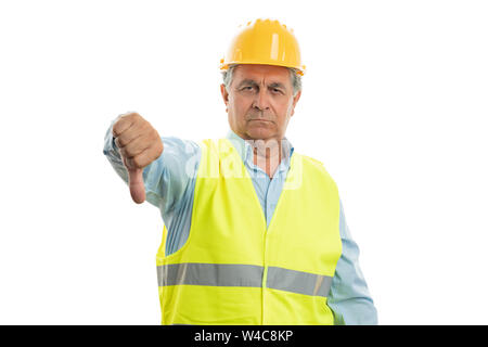 Arrabbiato builder maschio che mostra il pollice verso il basso come antipatia gesto isolato su bianco di sfondo per studio Foto Stock