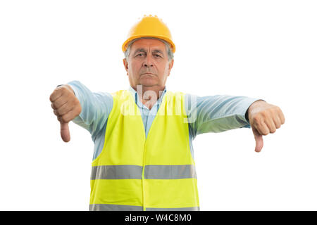 Builder uomo con sconvolto l'espressione che mostra il doppio antipatia gesto utilizzando i pollici isolati su sfondo bianco Foto Stock