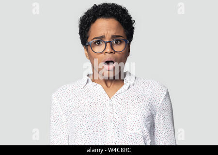 Infelice African American Girl sorpreso da brutte notizie Foto Stock