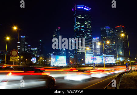 TEL AVIV - Febbraio 25, 2016: Ayalon highway e Ramat Gan centro business di notte. Foto Stock