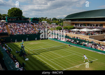 Vista generale della Corte 18 con centro e numero 1 Corte dietro. Il campionato 2019. Tenuto presso Il All England Lawn Tennis Club, Wimbledon. Foto Stock