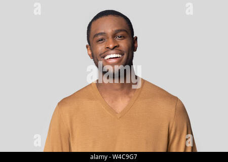 Headshot ritratto di uomo nero in posa di studio Foto Stock