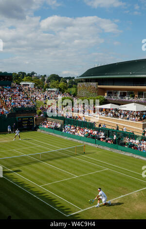 Vista generale della Corte 18 con centro e numero 1 Corte dietro. Il campionato 2019. Tenuto presso Il All England Lawn Tennis Club, Wimbledon. Foto Stock