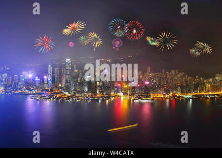 Vista notturna e fuochi d'artificio al porto di Victoria e di Hong Kong Foto Stock