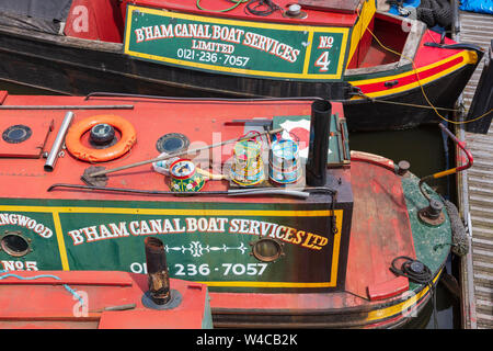 Colorato canal imbarcazioni presso il Gas Street Basin sulla nuova linea principale canale nel centro di Birmingham, Regno Unito Foto Stock