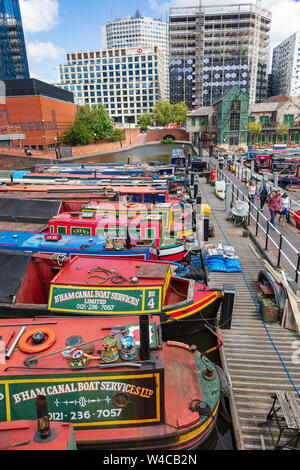 Colorato canal imbarcazioni presso il Gas Street Basin sulla nuova linea principale canale nel centro di Birmingham, Regno Unito Foto Stock