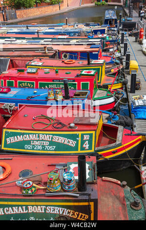 Colorato canal imbarcazioni presso il Gas Street Basin sulla nuova linea principale canale nel centro di Birmingham, Regno Unito Foto Stock