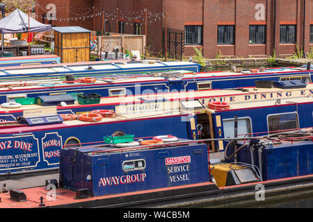 Colorato canal imbarcazioni presso il Gas Street Basin sulla nuova linea principale canale nel centro di Birmingham, Regno Unito Foto Stock