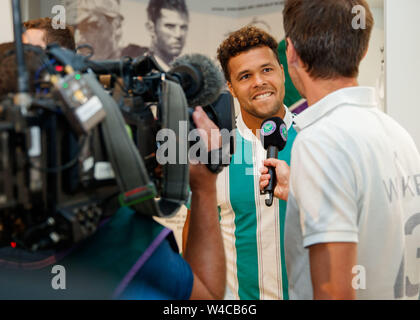 Jo-Wilfred Tsonga è intervista per TV a campionati di Wimbledon 2019. Tenuto presso Il All England Lawn Tennis Club, Wimbledon. Foto Stock