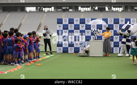 Tokyo, Giappone. 22 Luglio, 2019. Robot mascotte Miraitowa onde per i bambini durante il Tokyo 2020 robot mascotte scoprimento evento in Tokyo, Giappone, il 22 luglio 2019. Tokyo 2020 Mascotte-robot di tipo accoglierà gli atleti e gli ospiti a sedi di giochi e altri giochi-ubicazioni correlate con simile a quella umana movimenti. Credito: Du Natalino/Xinhua/Alamy Live News Foto Stock