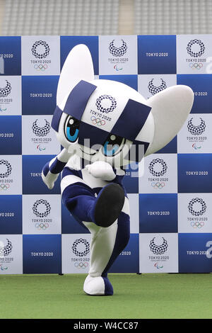 Tokyo, Giappone. 22 Luglio, 2019. Il Mascot Miraitowa pone durante il Tokyo 2020 robot mascotte scoprimento evento in Tokyo, Giappone, il 22 luglio 2019. Tokyo 2020 Mascotte-robot di tipo accoglierà gli atleti e gli ospiti a sedi di giochi e altri giochi-ubicazioni correlate con simile a quella umana movimenti. Credito: Du Natalino/Xinhua/Alamy Live News Foto Stock