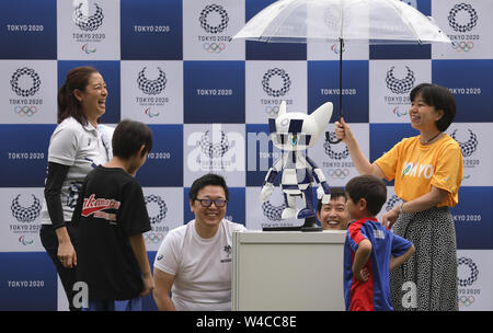 Tokyo, Giappone. 22 Luglio, 2019. Ridere la gente durante il Tokyo 2020 robot mascotte scoprimento evento in Tokyo, Giappone, il 22 luglio 2019. Tokyo 2020 Mascotte-robot di tipo accoglierà gli atleti e gli ospiti a sedi di giochi e altri giochi-ubicazioni correlate con simile a quella umana movimenti. Credito: Du Natalino/Xinhua/Alamy Live News Foto Stock