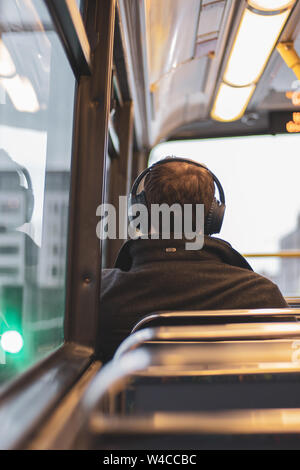 Fughe di vita attraverso la musica in un autobus di Dublino, Irlanda. Foto Stock