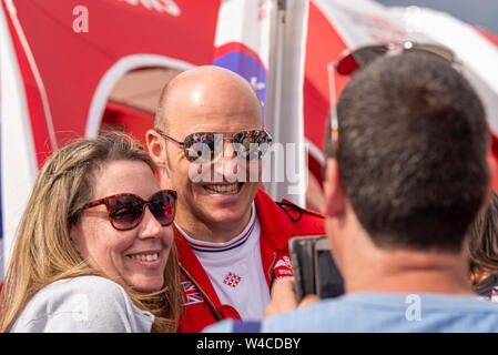 Sqn Ldr Steve Morris frecce rosse pilota di incontro con i tifosi presso il Royal International Air Tattoo, airshow Cotswolds, UK. In posa per una foto con ventola femmina Foto Stock