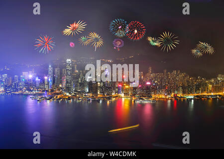 Vista notturna e fuochi d'artificio al porto di Victoria e di Hong Kong Foto Stock